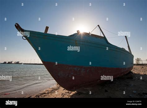 Verfallenes Holzboot Am Strand Fotos Und Bildmaterial In Hoher