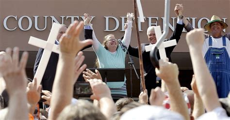 Kentucky Anti Gay Marriage Clerk Kim Davis Back To Square One