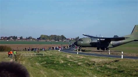 Atterrissage Difficile Pour Cet Avion Militaire Qui Touche Le Sol Avant