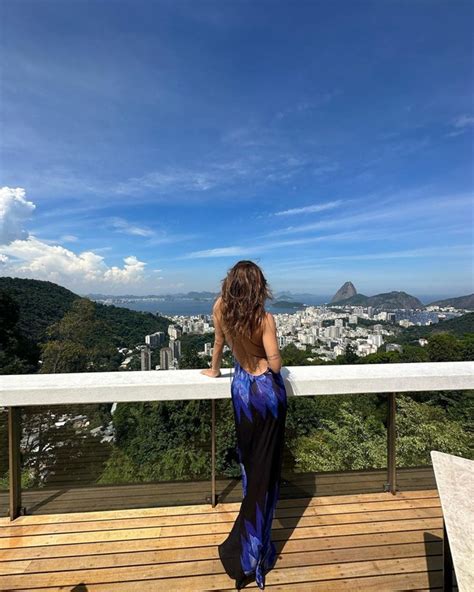 Rafa Kalimann Usa Vestido Azul Transpar Ncia Em Fotos Vista