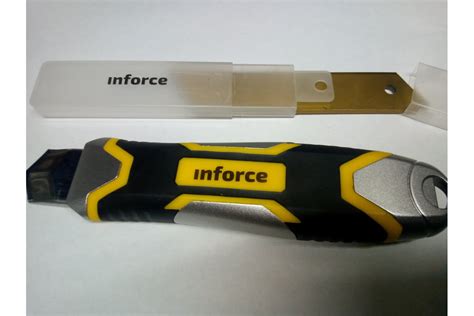 Строительный нож Inforce 25 мм в металлическом корпусе с винтовым ...