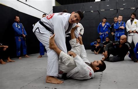 Vídeo Felipe Preguiça ensina passagem da guarda aranha no Jiu Jitsu