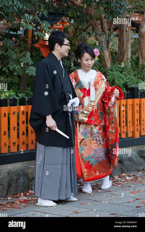 Los jóvenes japoneses pareja en traje tradicional distrito Gion