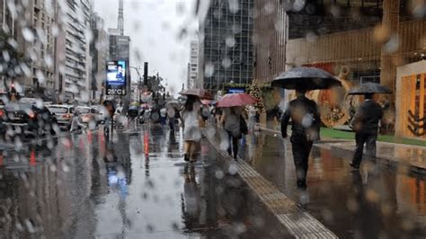 Chegada de frente fria traz chuva para o estado de São Paulo