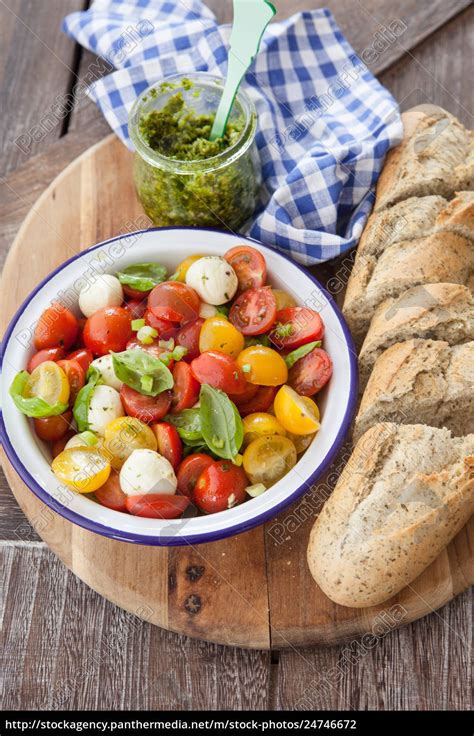 Bunter Tomatensalat Mit Mozzarella Lizenzfreies Foto