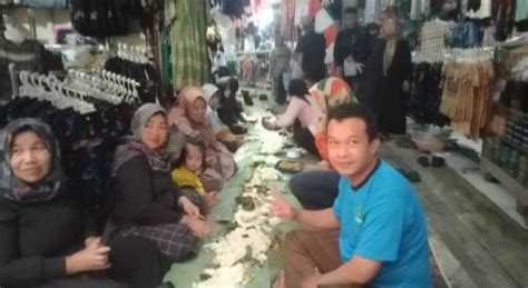 Peringati HUT RI Ke 78 Warga Santap Nasi Liwet Disepanjang Lorong