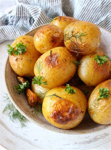 Garlic Rosemary Roasted Potatoes Recipe • Veggie Society