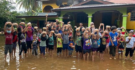 Kanak Kanak Mangsa Banjir Termenung Gembira Dijamu Burger Berita Harian