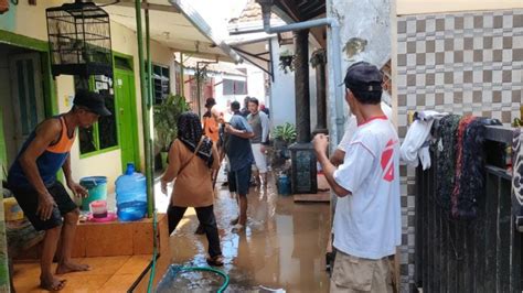 Korban Banjir Di Lumajang Mulai Bersihkan Sisa Sisa Lumpur