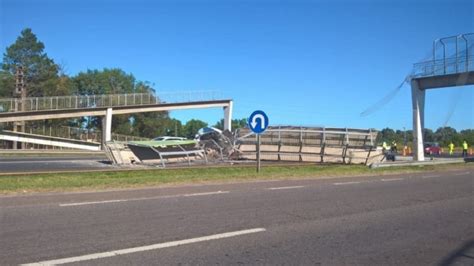 Tremendo accidente en Ruta 2 un camión chocó y tiró un puente peatonal