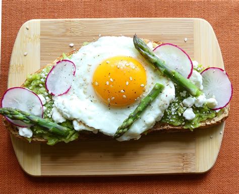 Que cuisiner avec des asperges de la feta et des œufs Tartine