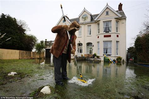 Flooding Now Thousands More Face Evacuation As 14 Severe Weather