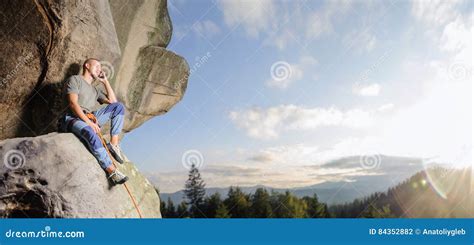 Montanhista Masculino Que Escala O Pedregulho Grande Na Natureza