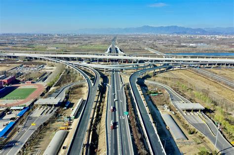 中国中铁投资建设运营的京雄高速北京段六环至市界段通车运营 手机新浪网