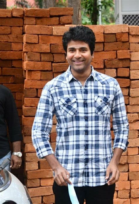 Sivakarthikeyan In Beautiful Love Images Men Casual Casual