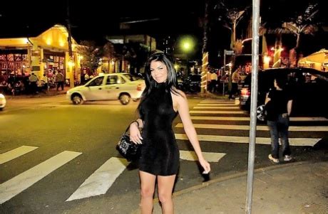 Latina Quente Num Pequeno Vestido Preto Apanhada Para Uma Barraca De Uma Noite Pornpics