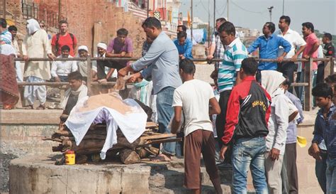 The Ancient Rhythm of Cremation: Mourners, priests and chandalas join ...