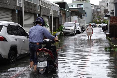 逢年度大潮海水倒灌 屏東東港水漫道路、溢淹民宅 地方 中央社 Cna