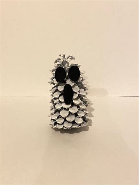 Halloween Pine Cone Ghost: Pine Cone spOOktakular Pt. 2