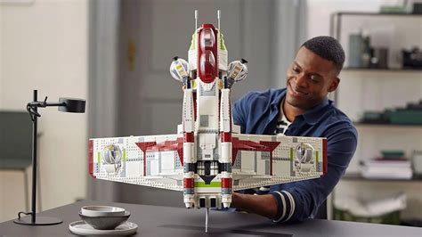 LEGO Unveiled The New and Huge STAR WARS Republic Gunship Set | FizX