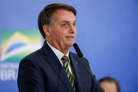 Bolsonaro inclui salões de beleza e academias como essenciais medida