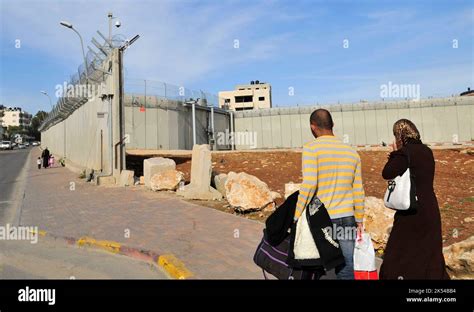 The Israeli West Bank barrier to the north of Jerusalem Stock Photo - Alamy