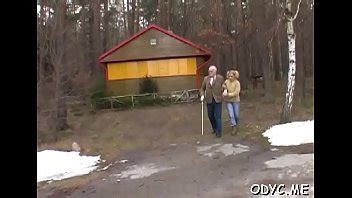 Magnifique poussin Natalie avec d énormes seins naturels et son amant profite du hardcore