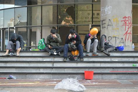 Hong Kong Protests Police Surround Protesters At University Cnn