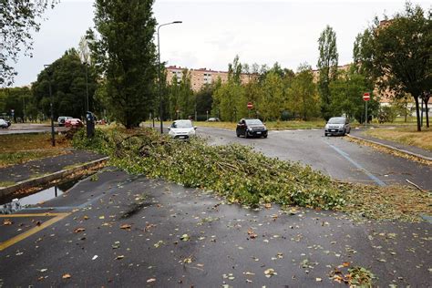 Galerija Jako Nevrijeme Na Sjeveru Italije Vjetar U Milanu Nosio