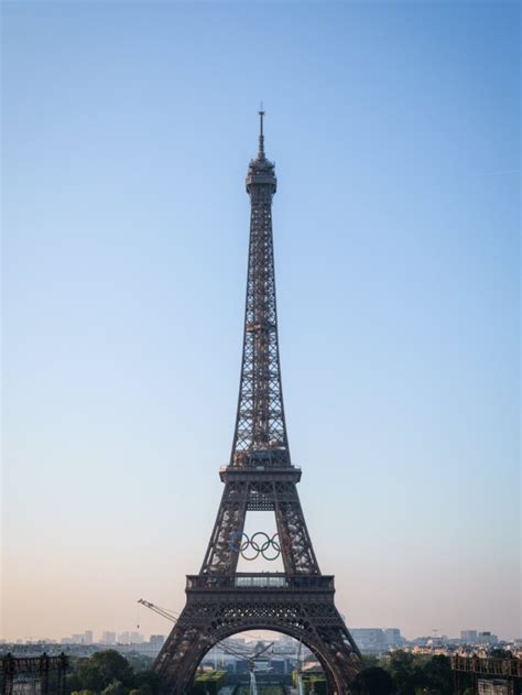 París 2024 La Torre Eiffel se viste con los aros olímpicos Video