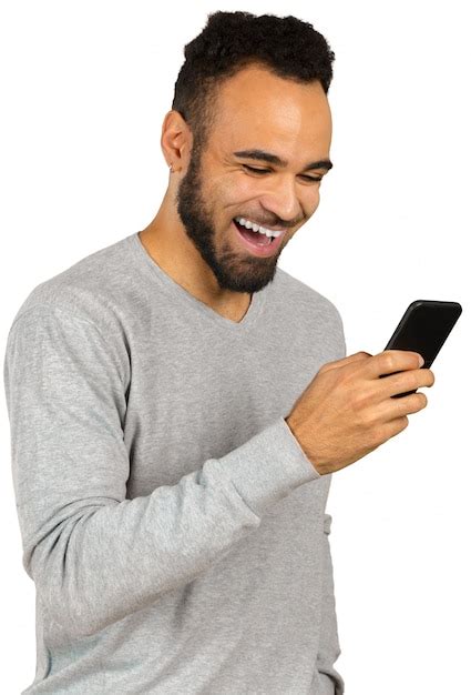 Feliz Homem Afro Americano Usando Um Telefone Celular Foto Premium