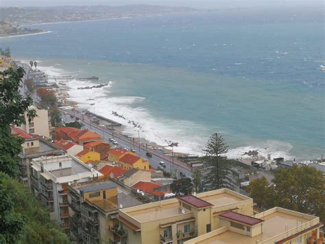 Alberi Caduti Mareggiate E Strade Allagate A Messina Le Foto