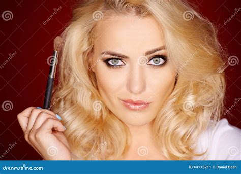 Mooie Blonde Vrouw Met Een Originele Uitdrukking Stock Afbeelding Image Of Haar Huid 44115211