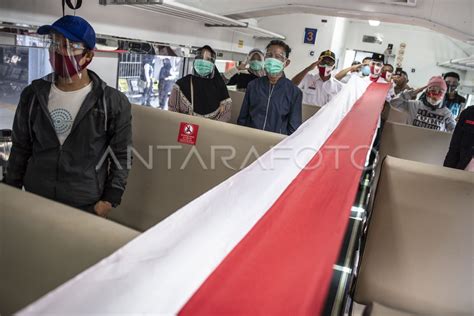 PEMBENTANGAN BENDERA MERAH PUTIH DI DALAM KERETA API ANTARA Foto