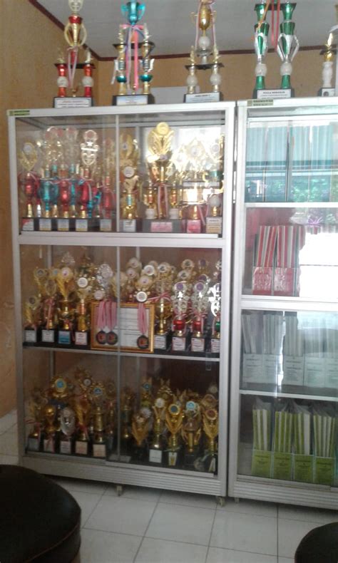 LEMARI PIALA SIPLah