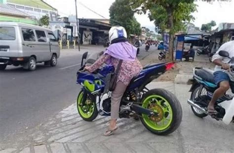 Lihat Emak Emak Bawa Motor Sport Netizen Dibuat Cemas Glpsf Sbs