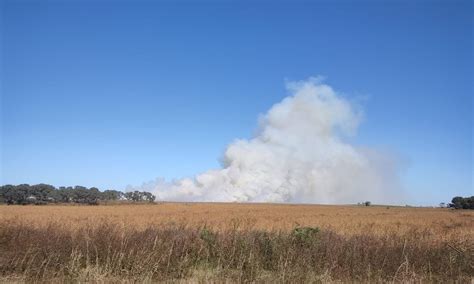 El fuego iniciado en una cosechadora se extendió al campo y a otra