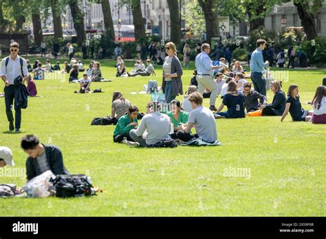 London Uk 08th May 2024 Uk Weather Office Workers And Tourists