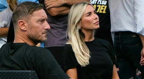 Totti vuole un figlio da Noemi Bocchi Ilary Blasi reagisce sui social così