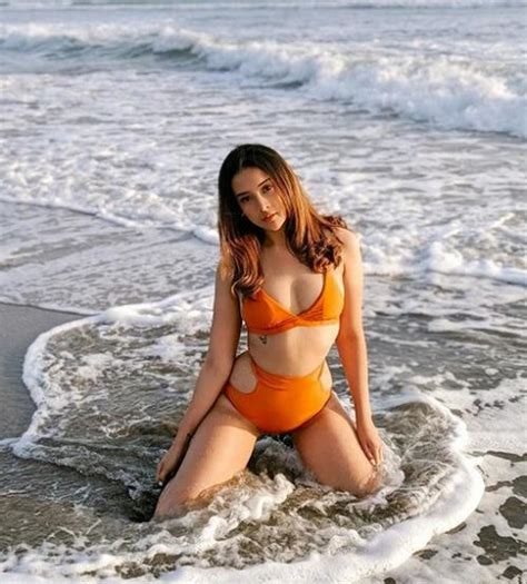 Anya Geraldine Pakai Bikini Berikut 5 Foto Seksinya Yang Bikin Keras