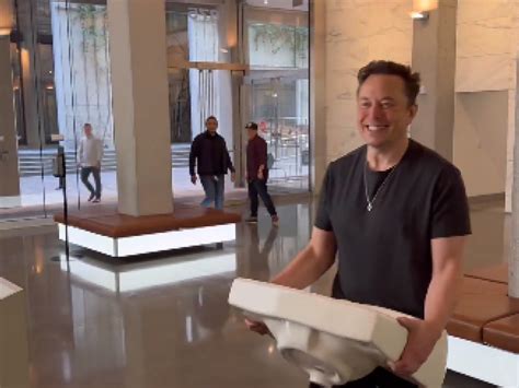 Elon Musk Entra En La Sede De Twitter Con Un Lavabo A Cuestas