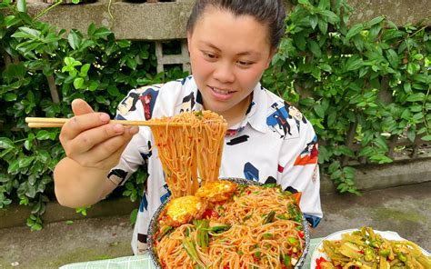 今天非常闷热，欧妹做个爆辣凉拌粉，配着贡菜和鸡蛋吃得真过瘾 欧妹呀 欧妹呀 哔哩哔哩视频