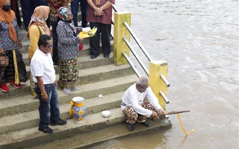 Ada Ritual Pengambilan Air Tanah Untuk Kendi Nusantara Bareng Pak Jokowi