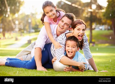 Gente tumbada en la hierba fotografías e imágenes de alta resolución