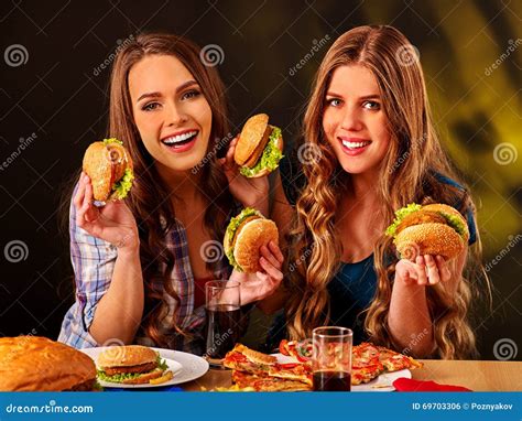 Deux Filles Mangeant Le Grand Sandwich Photo stock Image du délicieux