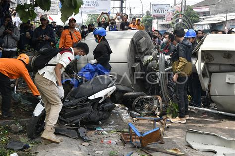 Evakuasi Kecelakaan Truk Kontainer Di Bekasi Antara Foto