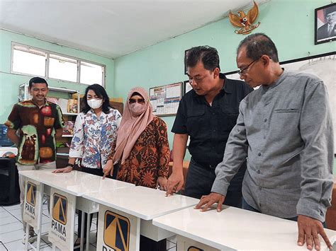 Pamapersada Nusantara Serahkan Bantuan Alat Sekolah Produksi Umkm