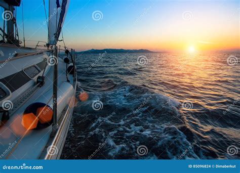 Auf Boote Im Wind Auf Den Wellen Des Meeres Laufen Während Des