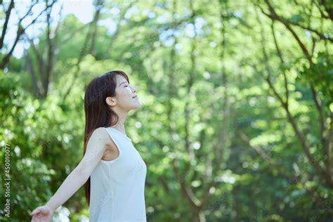 森の中でリラックスする若い日本人女性 Stock 写真 Adobe Stock