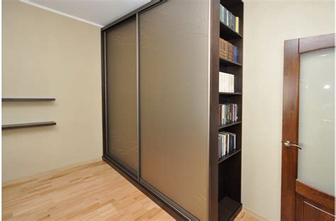 Шкаф перегородка с дверью (36 фото)